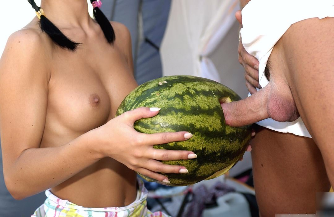Сексуальный парень трахает арбуз фруктовый для фруктового. 🤓 ohueli[?]net